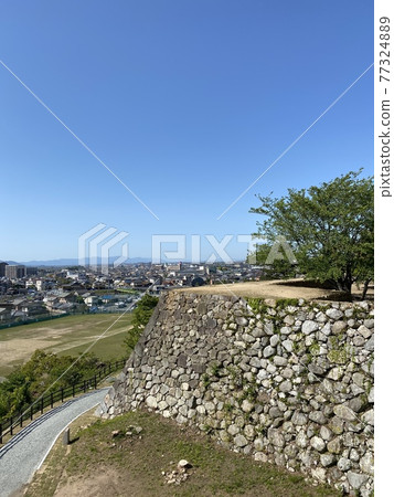 陽光明媚的松阪城和石垣 陽光明媚的松阪城和石垣 77324889