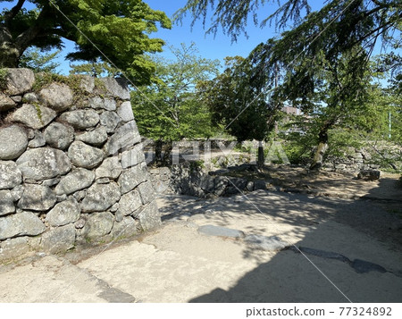 陽光明媚的松阪城和石垣 陽光明媚的松阪城和石垣 77324892