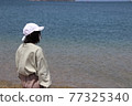 Girl looking at the sea Ⅱ 77325340