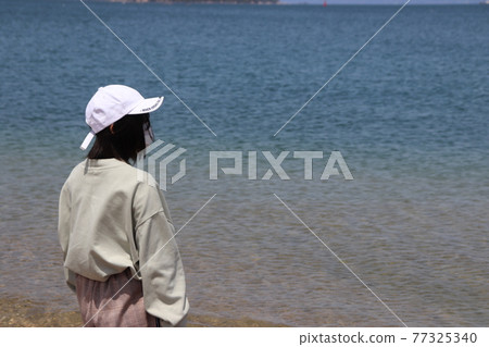 Girl looking at the sea Ⅱ 77325340