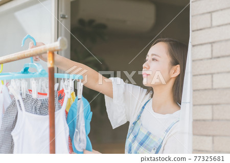 Laundry and housewife 77325681