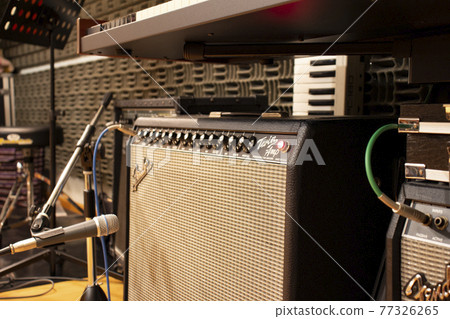 吉他放大器安裝在錄音室 77326265