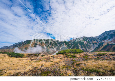 Beautiful scenery of Tateyama Murodo in autumn 77326478
