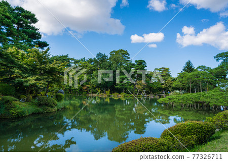 綠樹環繞的金澤兼六園 綠樹環繞的金澤兼六園 77326711
