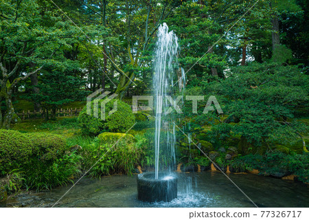 綠樹環繞的金澤兼六園 綠樹環繞的金澤兼六園 77326717