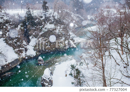  Winter in the valley 77327004