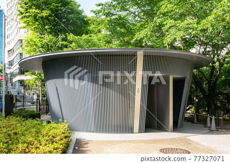 Public toilet in Jingu-dori Park, Shibuya-ku, Tokyo Public toilet in Jingu-dori Park, Shibuya-ku, Tokyo 77327071