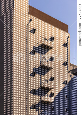 Geometric pattern created by the shadows of plaid buildings and protrusions on the walls 77327823
