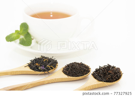 Tea leaves 77327925