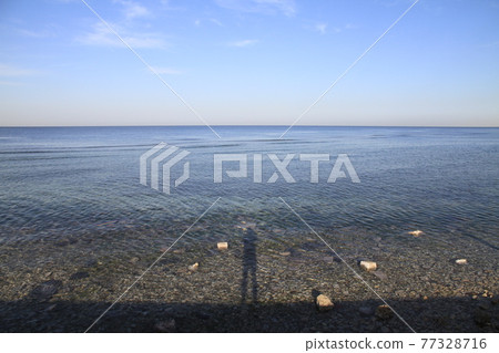 Looking at the seaside youth, the Red Sea 77328716