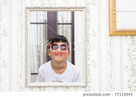 Elementary school girl wearing sunglasses that comes out of the photo spot Elementary school girl wearing sunglasses that comes out of the photo spot 77328945
