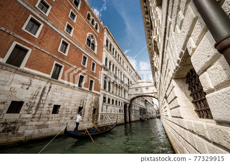 Ponte dei Sospiri - The famous Bridge of Sighs in Venice Veneto Italy Ponte dei Sospiri - The famous Bridge of Sighs in Venice Veneto Italy 77329915