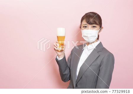 戴著面具,拿著啤酒的女人 戴著面具,拿著啤酒的女人 77329918