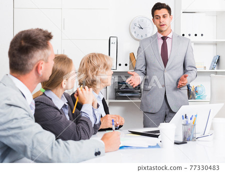 Manager holding meeting with colleagues 77330483