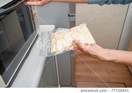 Thaw the frozen enokitake mushrooms 77330841