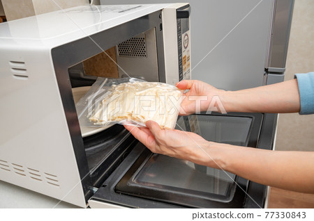 Thaw the frozen enokitake mushrooms 77330843