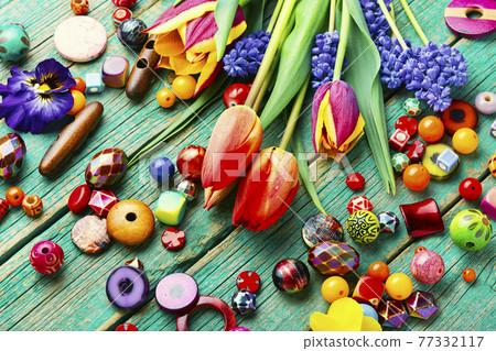 Assorted of colored beads 77332117