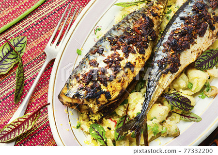 Baked whole scomber with potatoes Baked whole scomber with potatoes 77332200