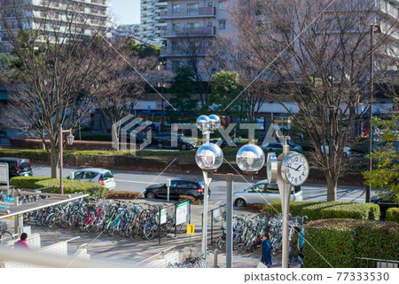 站在自行車停車場的圓形路燈 站在自行車停車場的圓形路燈 77333530