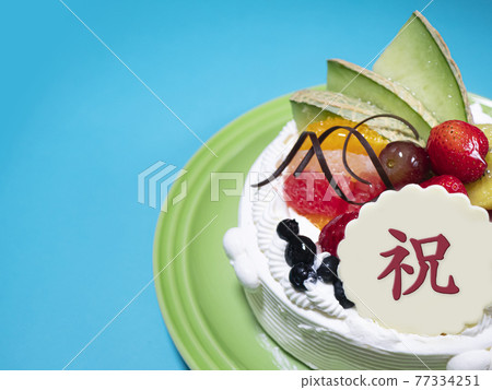 用大量水果和奶油慶祝整個蛋糕 [慶祝] 日語字符 77334251