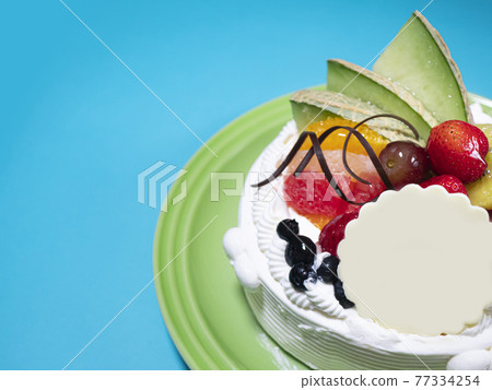 用大量水果和奶油慶祝整個蛋糕 [帶簡單的留言板] 77334254
