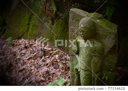 Jizo of Asahina Kiritsuri, an ancient road in the ancient city of Kamakura 77334628