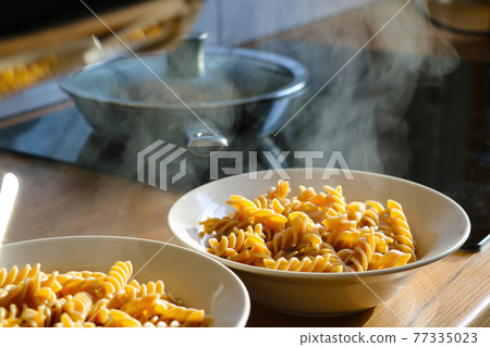Close-up on freshly cooked pasta in a plate. 77335023