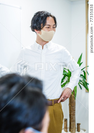 一位商人在會議室開會 77335838