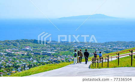 伊豆大室山的風景(春季):俯瞰灘相模和伊豆大島 伊豆大室山的風景(春季):俯瞰灘相模和伊豆大島 77336504