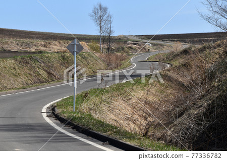 Undulating road Undulating road 77336782