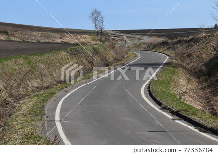 起伏的道路 77336784