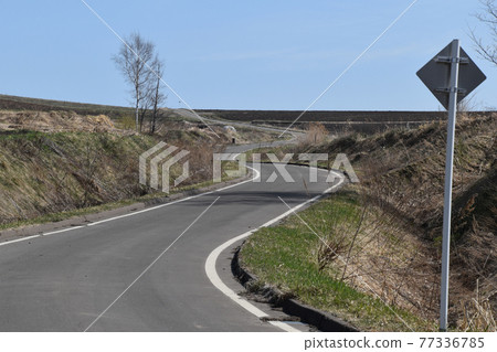 Undulating road Undulating road 77336785