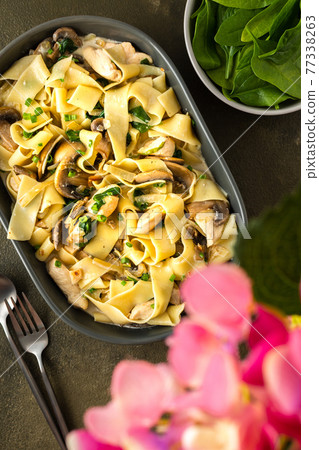 Fettuccini pasta with mushrooms and chicken breast Fettuccini pasta with mushrooms and chicken breast 77338263