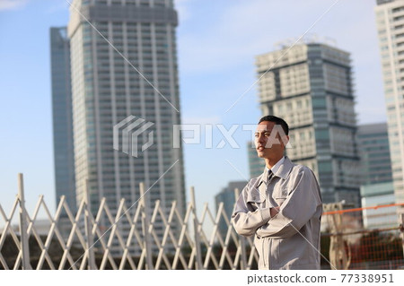 Uniform clock, office worker, new employee, worker, business, outdoor, young man, building, corona, sales copy space Uniform clock, office worker, new employee, worker, business, outdoor, young man, building, corona, sales copy space 77338951