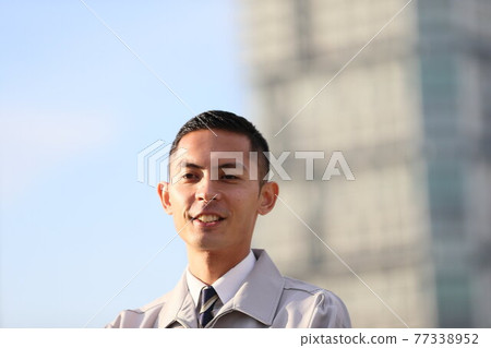 Uniform clock, office worker, new employee, worker, business, outdoor, young man, building, corona, sales copy space Uniform clock, office worker, new employee, worker, business, outdoor, young man, building, corona, sales copy space 77338952