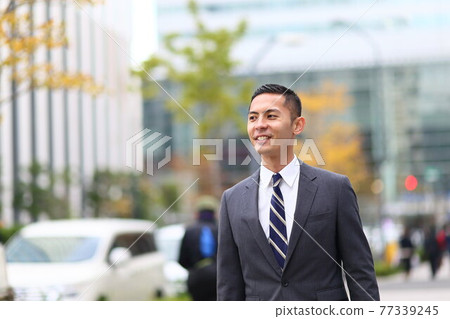 制服時鐘、上班族、新員工、工人、企業、戶外、年輕人、建築、電暈、銷售複製空間 77339245