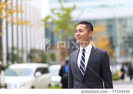 制服時鐘、上班族、新員工、工人、企業、戶外、年輕人、建築、電暈、銷售複製空間 制服時鐘、上班族、新員工、工人、企業、戶外、年輕人、建築、電暈、銷售複製空間 77339246