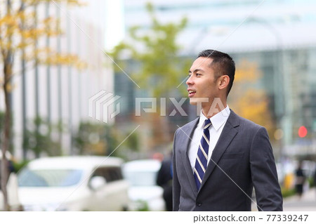 制服時鐘、上班族、新員工、工人、企業、戶外、年輕人、建築、電暈、銷售複製空間 77339247