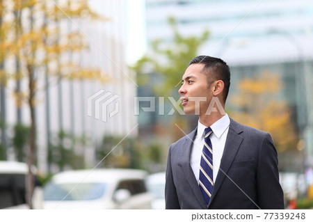 制服時鐘、上班族、新員工、工人、企業、戶外、年輕人、建築、電暈、銷售複製空間 制服時鐘、上班族、新員工、工人、企業、戶外、年輕人、建築、電暈、銷售複製空間 77339248