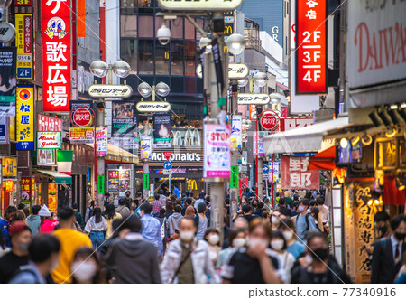 日本東京都市風景,第三次宣言的第一天。很多人......不再影響人們......=澀谷中心街25號 日本東京都市風景,第三次宣言的第一天。很多人......不再影響人們......=澀谷中心街25號 77340916