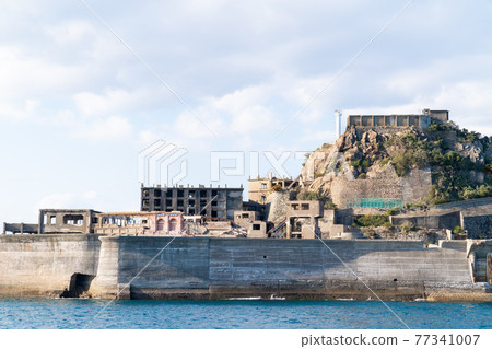 A photo of the popular tourist spot "Gunkanjima (Hashima)" in Nagasaki Prefecture. 77341007