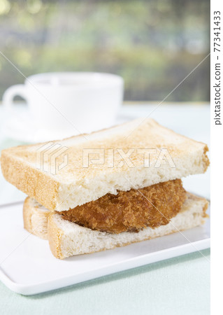 美味的 Menchi-katsu 三明治和熱咖啡 美味的 Menchi-katsu 三明治和熱咖啡 77341433