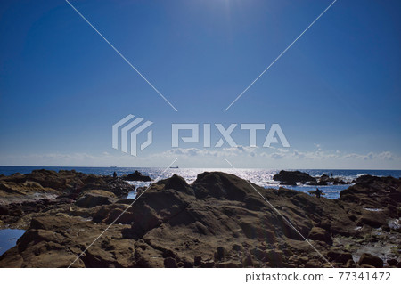 The blue sky and sea of Nojimasaki in Shirahama, Minami-Boso, Chiba Prefecture 77341472
