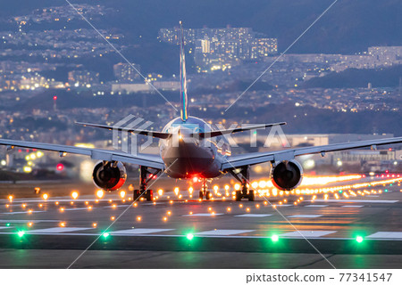 從大阪機場起飛的客機 從大阪機場起飛的客機 77341547