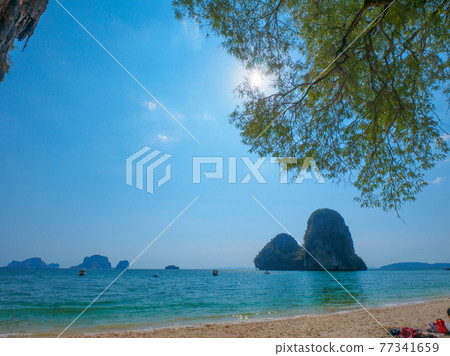 Quiet beaches dotted with rocky islets (Pranan Beach, Railay, Krabi, Kingdom of Thailand) 77341659