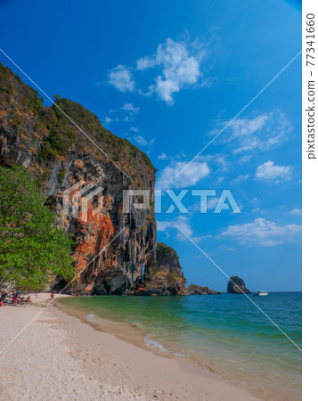 Cliffs on a quiet beach (Pranan Beach, Railay, Krabi, Kingdom of Thailand) 77341660