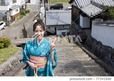 穿著和服的年輕女子在阿美谷的斜坡上拍照留念【杵築市】 77341880