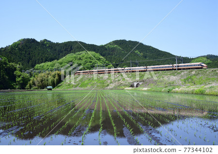 水稻種植後的水鏡稻田和東武鐵道100系特快列車Spacia 77344102