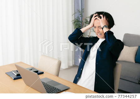 男性遠程辦公（失敗、不耐煩、擔心） 77344257