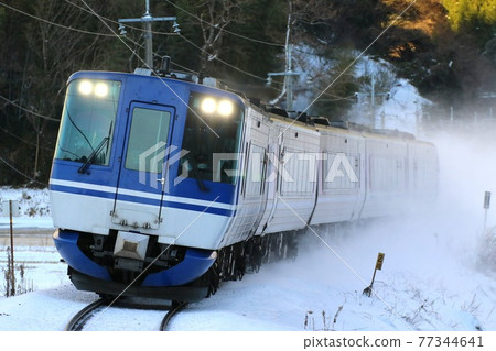 "Limited Express Super Hakuto" that runs hard on the San-In Line in the silver world "Limited Express Super Hakuto" that runs hard on the San-In Line in the silver world 77344641
